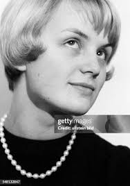 3,264 Kette Halskette Schmuck Stock Photos, High-Res Pictures, and Images