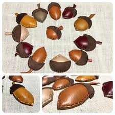 nao don on instagram はい またまたどんぐりマグネット ぷっくりコロコロどんぐりのマグネット もうすぐ どんぐりの季節 どんぐり 革小物 レザークラフト マグネット レザークラフト どんぐり 布花