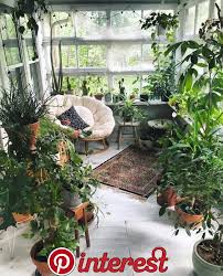Ein Wintergarten Mit Topfpflanzen Und Einem Gemutlichen Sessel Indoor Pflanzen Dekor Innengarten Zimmerpflanzen Dekor