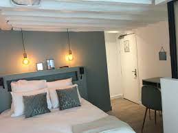 La plupart de nos têtes de lit disposent d'un rangement pour ranger livres, réveil ou téléphone. Applique Liseuse A Led Blanche Pour Eclairage De Tete De Lit Avec Une Prise Usb Integree Betsy2 Blanc Mat Idealum Pro