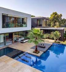 piscine style contemporain dalles calcaires passerelle bois et palmier central maison piscine moderne piscines modernes piscines design