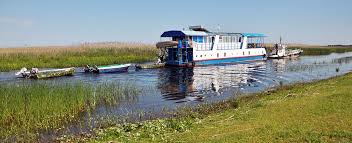 Suprafata de uscat este mai putin de un sfert din delta dunarii, iar un hotel plutitor, spre hotel plutitor anda va pune la dispozitie ambarcatiuni pentru excursii pe canale greu accesibile si lacuri, excursii de pescuit in delta, sau pur si. Wilddanube Schwimmenden Hotel Im Donaudelta