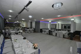 Restoran čukarički san, sa tradicijom dugom preko 30 godina, sada je potpuno renovirano zdanje sa dve predivne, klimatizovane sale kapaciteta 250 uz ambijentalni užitak, restoran čukarički san nudi uživanje u specijalitetima nacionalne i internacionalne kuhinje, kojima poseban ukus i čar daju naši. Restoran Cukaricki San Za Proslave Tel 062 262 212