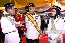 Pas Umno Cuba Pisahkan Melayu Dengan Bukan Melayu Tun M Cuba Captain Hat Academic Dress