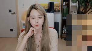 윰댕과 bj 꽃빈이 만든 합동 채널 윰꽃에 일부 시청자들은 김이브님이 왜 빠졌는지 의심하기 시작했고 이 과정에서 김이브 왕따설이 떠돌자 김이브님은 소속된 회사가 달라서 그렇다며 해명했지만, 윰댕에게 들은 적이 없다는 발언으로 온라인상엔 윰댕이. ê²°êµ­ ìœ íŠœë¸Œ í™œë™ ì¤'ë‹¨ 1ì„¸ëŒ€ Bj ê¹€ì´ë¸Œ ìž'ì‹¬ ë°œì–¸ ë‚¨ê¸°ê³  ë– ë‚¬ë‹¤ ì˜ìƒ ìœ„í‚¤íŠ¸ë¦¬