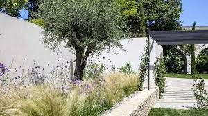 Pour trouver une idée d'aménagement extérieur pour une entrée de maison , chaque détail compte afin de mettre un peu plus en valeur votre maison. Jardin Paysager Conseils D Un Paysagiste Pour Bien L Amenager Cote Maison