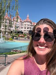 What are some tips and recommendations for visiting Disneyland Paris?