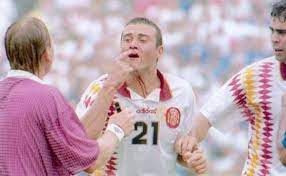 El defensor agresor no fue sancionado en el partido, pero sí lo hizo la fifa: Luis Enrique Seleccionador 24 Anos Despues Del Codazo De Tassotti El Correo