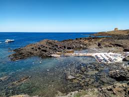 Recuperate dal mare di ustica due anfore facenti parte del relitto della nave romana individuata, già nel 2019, nei fondali a 80 metri di profondità e 200 metri di distanza dalla costa. Vacanza Ad Ustica Guida Per Organizzare Un Viaggio Nell Isola Siciliana