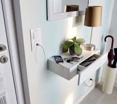 Pour Gagner De La Place Dans L Entree Cette Tablette Equipee D Un Discret Tiroir Est Ultra Pratique Pour Rasse Meuble Entree Decoration Interieure Deco Maison