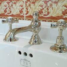 #mischbatterie #badezimmer #klassisch #armaturen #badezimmer #waschtisch #madeinengland #traditionalbathrooms #nostalgie #dasaugebadetmit #nostalgiebgadezimmer #bathroom #badideen. Retro Waschtisch Mischer Traditional Bathrooms