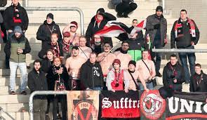 Mike wunderlich, der langjährige kapitän und überragende spieler der höhenberger, wird seine aktive karriere nun doch nicht. 3 Liga Unbekannte Greifen Viktoria Koln Fans An Ein Schwerverletzter