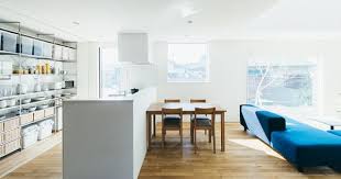 原木色地板 开放式厨房 收纳墙 中岛操作台 餐桌 沙发 muji home prefab homes house