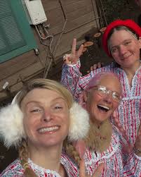 I finally got to a show and ya'll know how much I love a behind the  scenes🩵🤎🩵. 1) Mae in her cute kitchen with her tomato soup dress🥫🥫. 2)  pre show giggles.