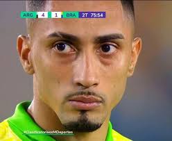 Anoche ni apareció. Imagente como son los demás futbolistas Brazucas si  este es bueno. Lamentablemente para el fútbol el último joga bonito fue  Neymar.