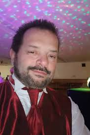 Hey there, I'm near Alton Illinois. Love outdoors, Music & dance. In a 80s  Rock band . And a pretty good sense of humor. Feel free to drop a message  and I'll