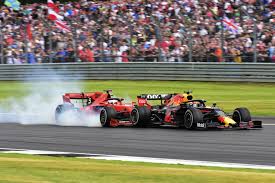 Ben je op zoek naar max verstappen en red bull racing merchandise? Der Red Bull Stirbt Nie Verstappen Schleppt Stark Beschadigtes Auto In Ziel