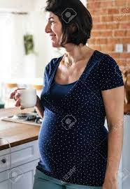 ホットミルクを飲む妊婦 の写真素材・画像素材. Image 98005747.