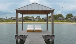 Pavillon Mit Liegen Auf Steg Vor Ferienhausern Mit Dachbepflanzung Dach Moderner Pavillon Pavillon