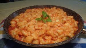 Sgusciare tutti i piselli, scottarli in abbondante acqua salata bollente e privarli della pellicola esterna con l'aiuto di un bimby. Gnocchi Di Patate Fatti In Casa Al Pomodoro E Basilico Ricetta Veloce In 50 Minuti Youtube