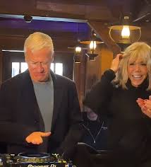 Brigitte Macron et Didier Deschamps ont créé la surprise lors de la journée  des Pièces Jaunes organisée le 13 janvier 2026 à Disneyland Paris, en se  transformant le temps d'un instant en