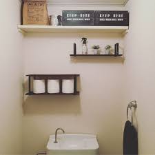 トイレ収納はトイレットペーパーやサニタリー用品 掃除道具など収納品も多いですよね しかし 棚が少なかったりして片付けに悩んでいる方も多いのではないでしょうか ちょっとした工夫やアイディアで トイレ内の収納もおしゃれに使い勝手もよくできるならぜひ