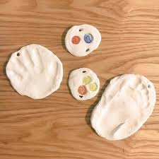 アプリ投稿 紙粘土で手形 足型 保育や子育てが広がる 遊び と 学び のプラットフォーム ほいくる 手形 紙粘土 保育