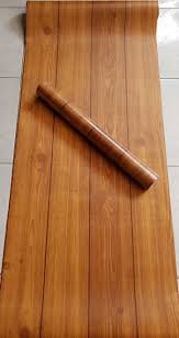 Motif kayu untuk lantai saat ini menjadi sangat trends tapi sangat di sayangkan kebanyak daerah di indonesia itu penuh dengan rayap, tapi tenang aja sekarang sudah tersedia keramik lantai motif kayu yang bisa kamu pakai dan juga harganya tidak terlalu mahal. Stiker Dinding Motif Kayu Cek Bahan Bangunan