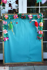 Aloha party backdrop i think i have mentioned previously before that the key to any amazing party is a beautifully decorated food and beverage area as your party backdrop. A Fabulous Tropical Backdrop Perfect For A Moana Birthday Party Luau Birthday Party Moana Birthday Party Hawaiian Birthday Party