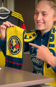 Jugadoras como pelayo monce Hernández que se supone que entran para mejorar  el partido simplemente desaparecen y cuando tienen el balón lo pierden y me  da coraje porque sacaron a camberos y a