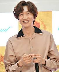 Lee kwang soo and hwang chan sung starred in a film together, 'a dynamite family,' about five brothers who live in the village of deoksu. Lee Kwang Soo Biography Age Height Wife Net Worth Family