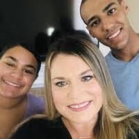 Lindsey Bradshaw's Instagram, Twitter & Facebook