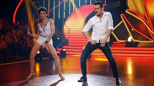 2017 war sie bei let's dance zuerst tanzpartnerin des moderators jörg draeger, der in folge 1 ausschied. Let S Dance 2017 Die Salsa Von Giovanni Zarrella Und Marta Arndt Uberzeugt Jury Und Publikum