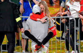 While patrick mahomes and his kansas city chiefs were battling tom brady and his tampa bay buccaneers in super bowl lv, mahomes' fiancee brittany matthews was engaged in a twitter battle. Tjopzysnvrdi5m