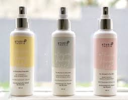 Tips memakai foundation untuk kulit berminyak agar make up tahan lama. Face Primer Terbaik Untuk Kulit Berminyak Dan Berjerawat Review Studio Tropik Balance Priming Water Kumparan Com