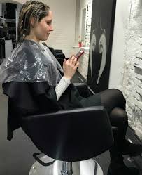 Auch eine bekannte nimmt dunkelblond, seit wochen so aufn senkel, schwarz zu frben. Back To The Roots Hair Unser Weg Von Gefarbt Auf Naturhaarfarbe