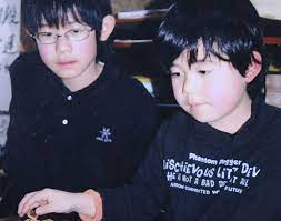 藤井聡太の兄の名前は皓介？ 藤井聡太は言わずと知れた将棋の天才、若きホープです。 その藤井聡太には 4歳年上 の兄がいます。 名前は 皓介（こうすけ） であることが藤井家の家族インタビュー似て判明しています。 è—¤äº•è¡å¤ªä¸ƒæ®µ å°†æ£‹æ•™å®¤ã®æ©å¸«ãŒèªžã£ãŸ å¤©æ‰ ã®å°'å¹´æ™‚ä»£ å¥³æ€§è‡ªèº«
