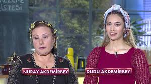 Bölümde ezgi ve sina, sokak röportajlarında gülcan'ı kızdıracak ifadeler kullandılar! Gelinim Mutfakta Nuray Akdemirbey Kimdir Kac Yasinda Nereli Kocaeli Denge