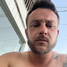 Does anyone have a wood-cutting saw who can help me with some small  laminate flooring cuts? I'll definitely pay for it. Please! Thanks!