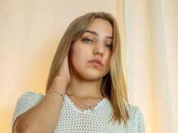 Edlinemily (18 YO woman) XXX hot live cam sex show - Chat and webcam sex  with Edlinemily