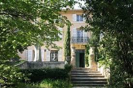 Maison De Maitre Xviiieme Sur Les Hauteurs D Aix En Provence Cette Propriete Degage Tout Le Charme Et Le Rom Maison De Maitre Belle Maison Maisons De Charme