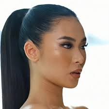 DE LE-ON FIRE 🔥 Bea De Leon asserts her dominance and wits at the net for  the Creamline Cool Smashers against the Choco Mucho Flying Titans in the  first set of the