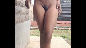 NAKED AFRICANA SUNKISSED MIENTRAS ADMIRA SU CUERPO
