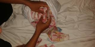 Rasa haus yang ada pad tubuhnya membuatnya ingin minum degan cita rasa manis dan minuman yang dingin atau air es. Kenali Ini Ciri Ciri Orang Yang Punya Pesugihan Planet Merdeka