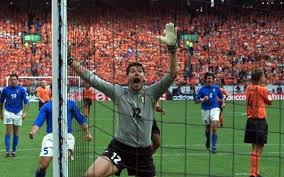 Nederland en belgië waren in het jaar 2000 de eerste gezamenlijke organisator van het europese voetbaltoernooi. Weetjes Oranje Italie Nederland Al 728 Dagen Zonder Zege In De Arena Nederlands Voetbal Ad Nl