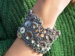 Die nachfolgende anleitung beschreibt ein gehäkeltes schmuckset, das aus einer kette und einem armband besteht. Anleitung So Hakelst Du Dir Ein Armband Wunderweib