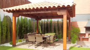 Los balcones de la casa están diseñados con barandales de elementos de madera torneada, que vienen muy bien con el estilo. Nyugodt Megbuntetni Szerver Techos De Madera Para Jardin Medusadeepsea Com