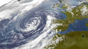 En meteorología, el término ciclón tropical se usa para referirse a un sistema tormentoso caracterizado por una circulación cerrada alrededor de un centro de baja presión que produce fuertes vientos y abundantes lluvias. Tormenta Tropical Caracteristicas Formacion Y Consecuencias Meteorologia En Red