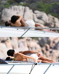 Una buena recuperación! Mientras se recupera de su lesión de hombro, Jude  Bellingham disfruta de unas merecidas vacaciones junto a su novia Ashlyn  Castro a bordo de un lujoso yate 🌊💑. ¿Volverá