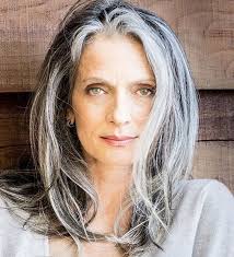 Das betroffene haar wirkt für das menschliche auge grau oder sogar weiß. Pin Von Nancy Lebold Stone Auf 50 In 2020 Frisuren Graue Haare Graue Haare Lange Graue Haare